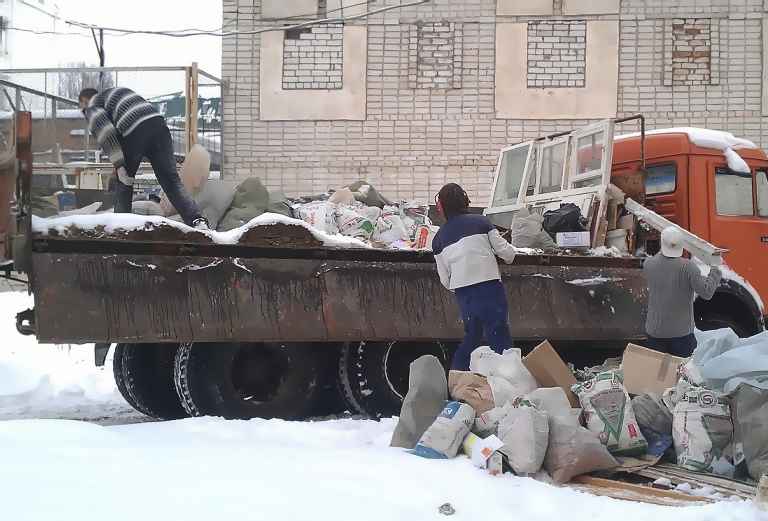Вывезти мусор из квартиры по Астрахани
